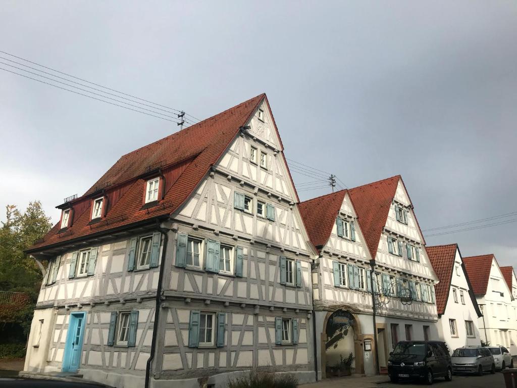 ein großes weißes Gebäude mit braunem Dach in der Unterkunft Historik Hotel Ochsen in Tamm