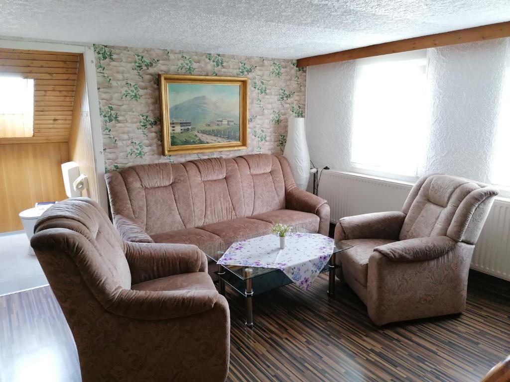 a living room with a couch and two chairs and a table at Ferienwohnung Felsblick in Mittelndorf