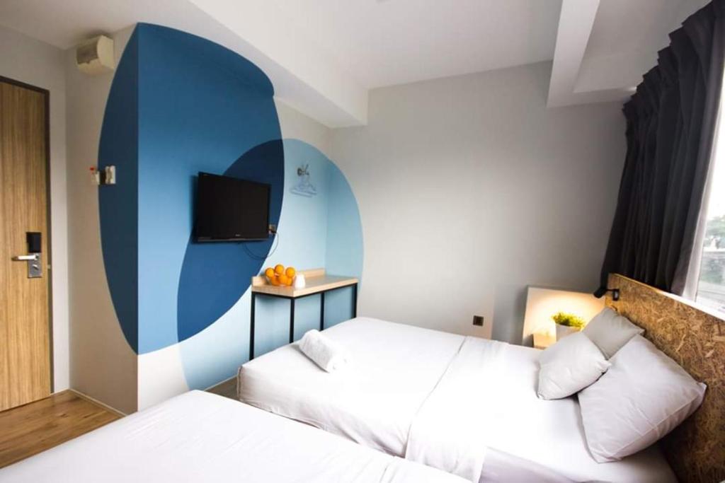 吉隆坡的住宿－i-Hotel Kuala Lumpur，一间酒店客房,设有两张床和电视