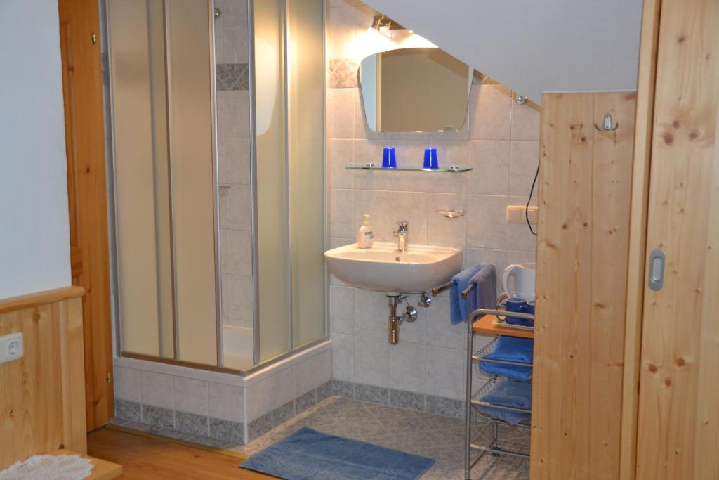 un bagno con lavandino e specchio di Haus Trausner a Hallstatt