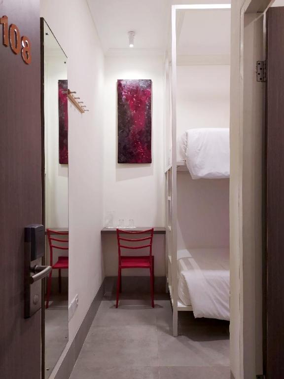 Postel nebo postele na pokoji v ubytování Front One Residence Syariah Mampang