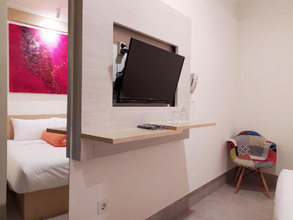 TV a/nebo společenská místnost v ubytování Front One Residence Syariah Mampang