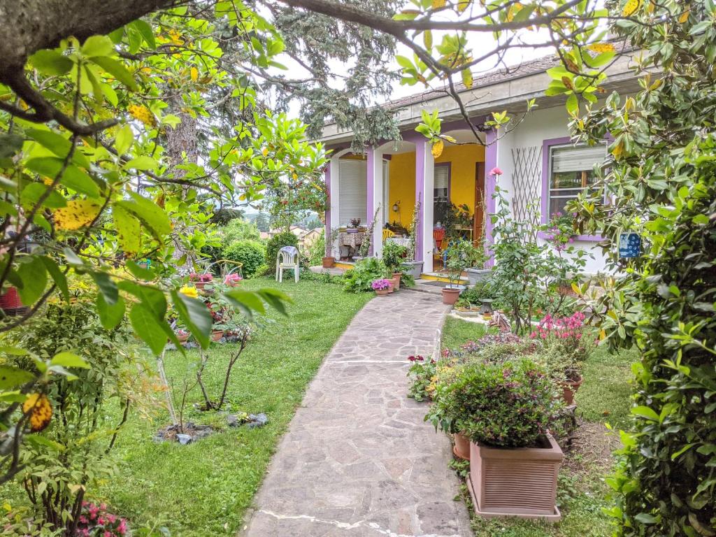 dom z ogrodem przed nim w obiekcie Nel giardino di Oz w mieście Fornovo di Taro