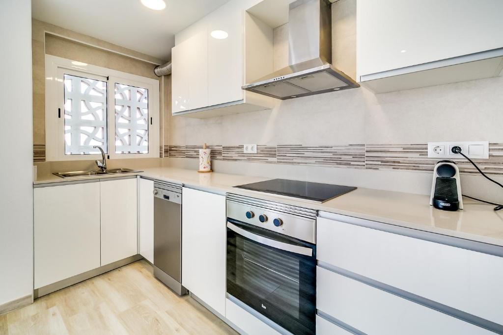 A kitchen or kitchenette at Hauzify I Apartament Rosa dels Vents