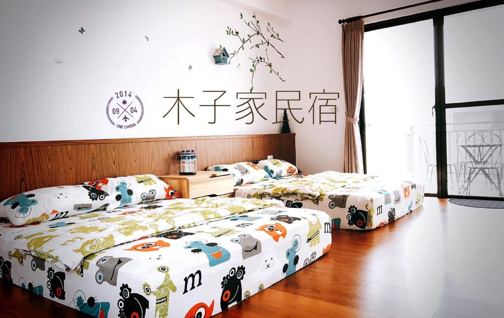 two beds in a bedroom with twoinylinyl at 木子家民宿 in Magong