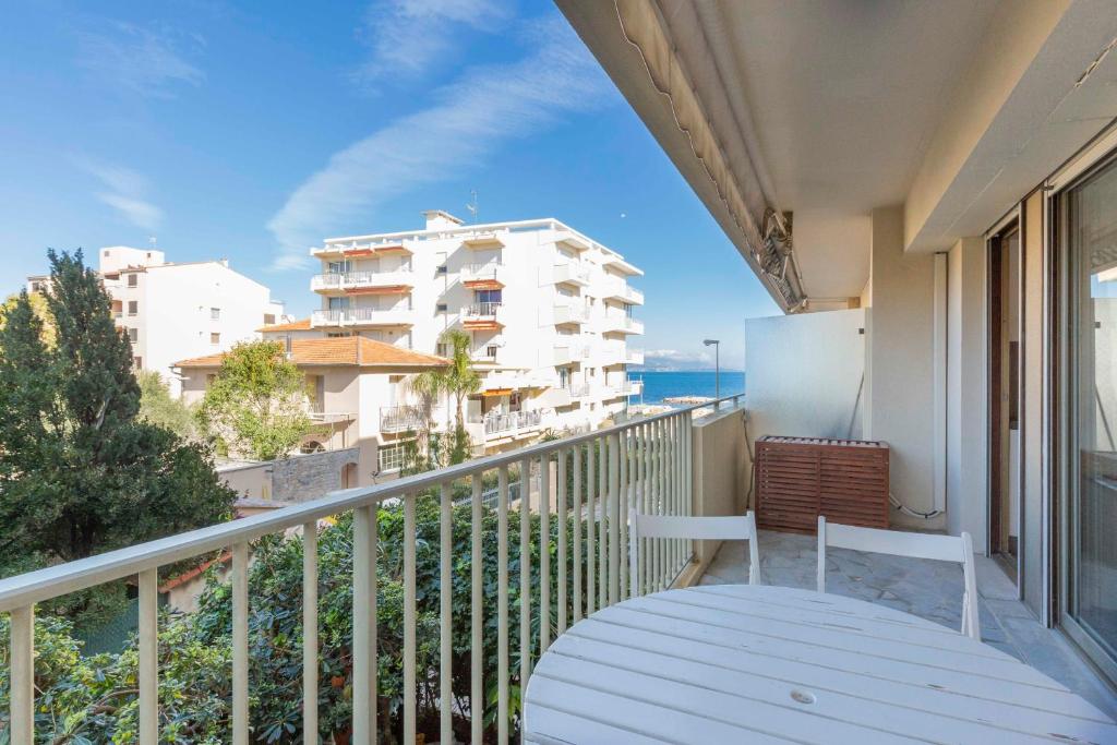 Elle comprend un balcon offrant une vue sur l'océan. dans l'établissement BNB RENTING chez J-P - 100m beach 2-4pers terrace sea view pool garage, à Antibes