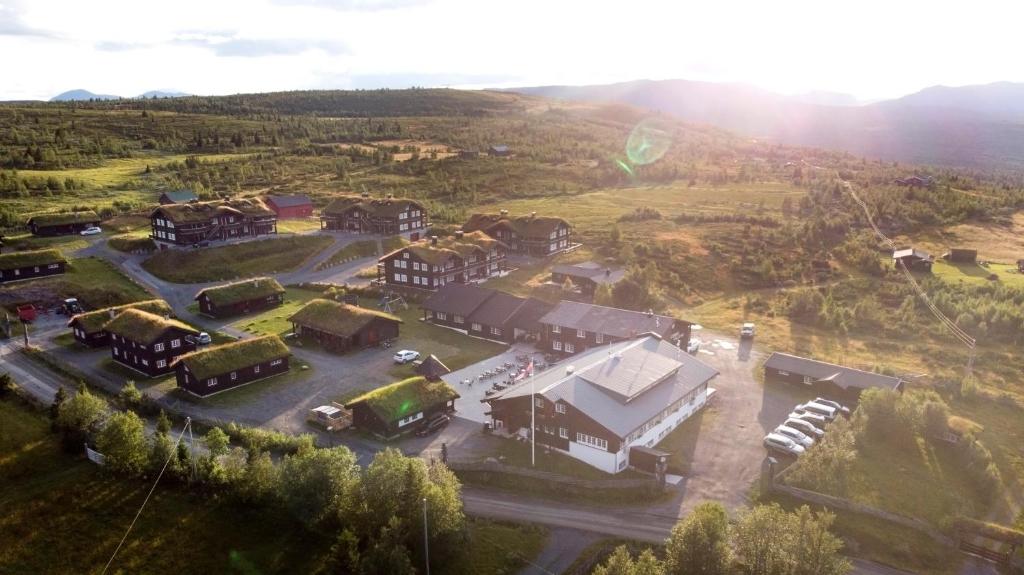 una vista aérea de un edificio en un campo en Gomobu Fjellstue, en Ron