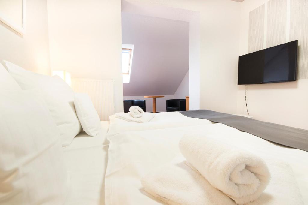 Postel nebo postele na pokoji v ubytování Hotel Maroli Mikulov