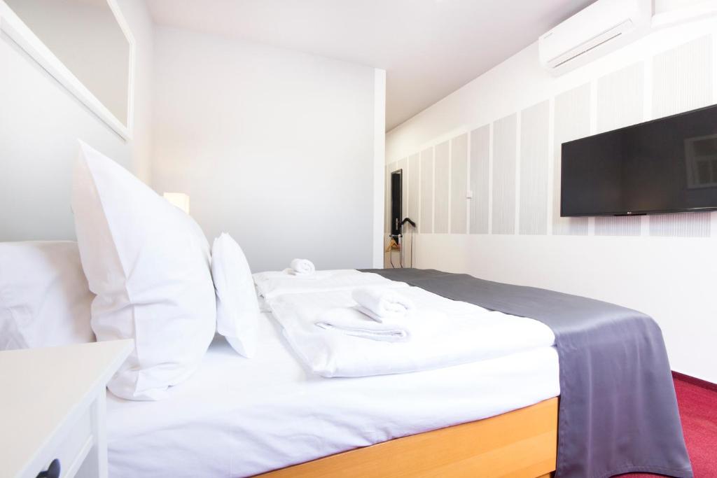 Postel nebo postele na pokoji v ubytování Hotel Maroli Mikulov