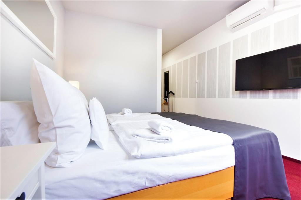 Postel nebo postele na pokoji v ubytování Hotel Maroli Mikulov