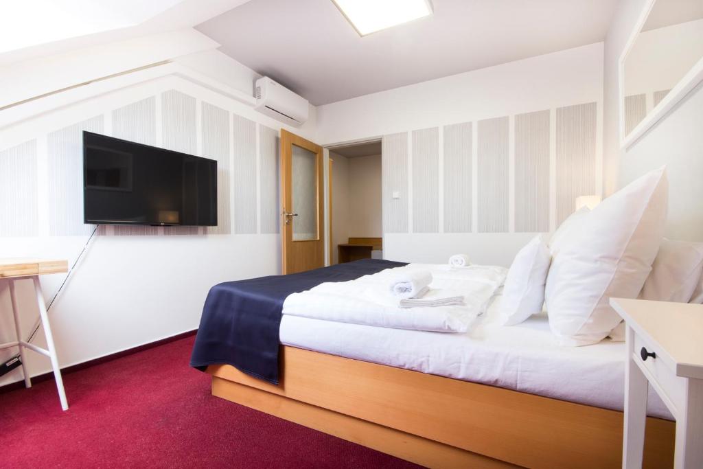 Postel nebo postele na pokoji v ubytování Hotel Maroli Mikulov