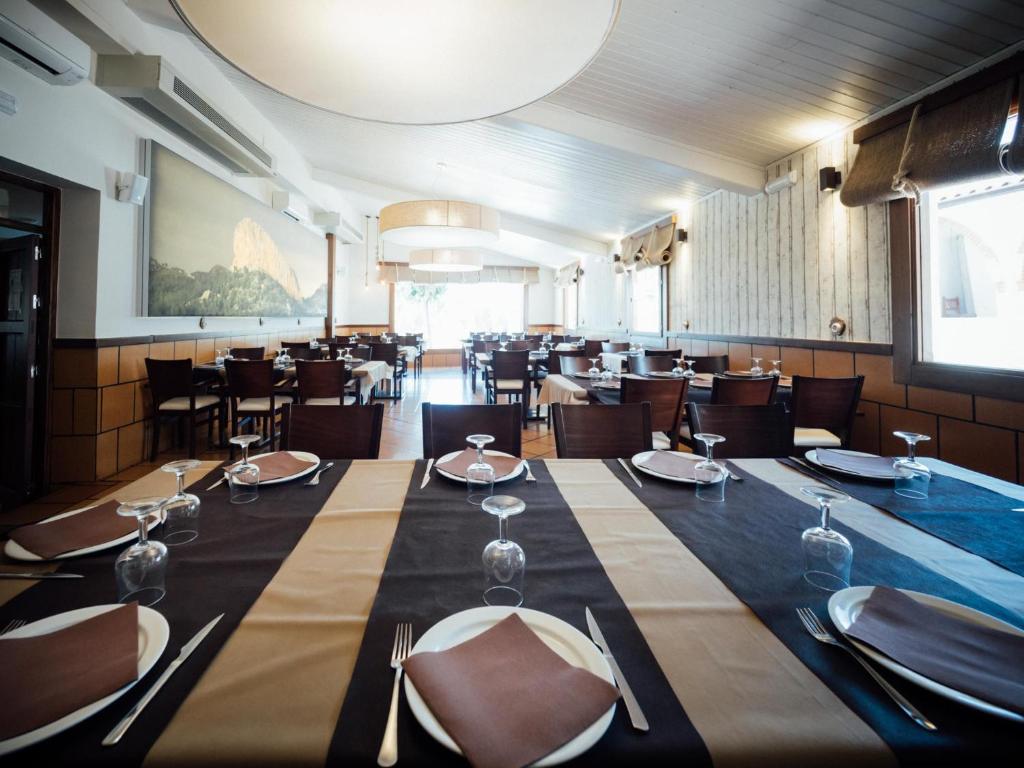 Reštaurácia alebo iné gastronomické zariadenie v ubytovaní Posada Peñarubia