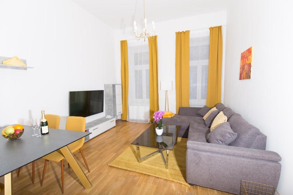 sala de estar con sofá y mesa en Rosenstein Apartments by Family & Home, en Viena