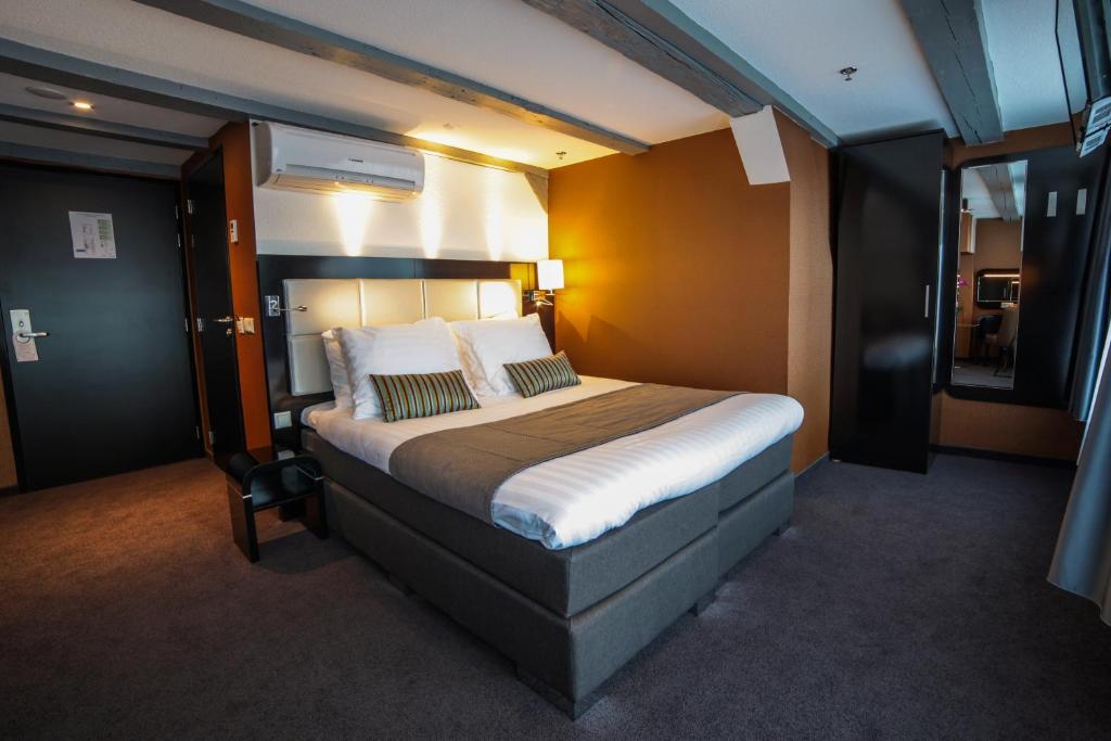 Un pat sau paturi într-o cameră la Hotel Mansion