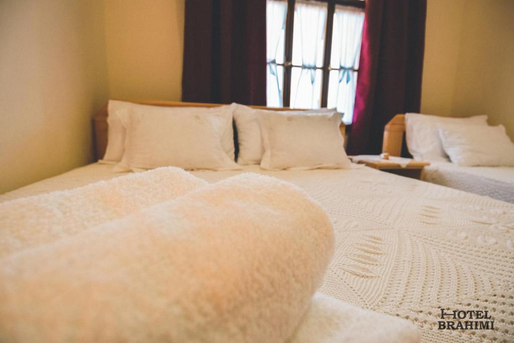 Una cama o camas en una habitación de Hotel Brahimi