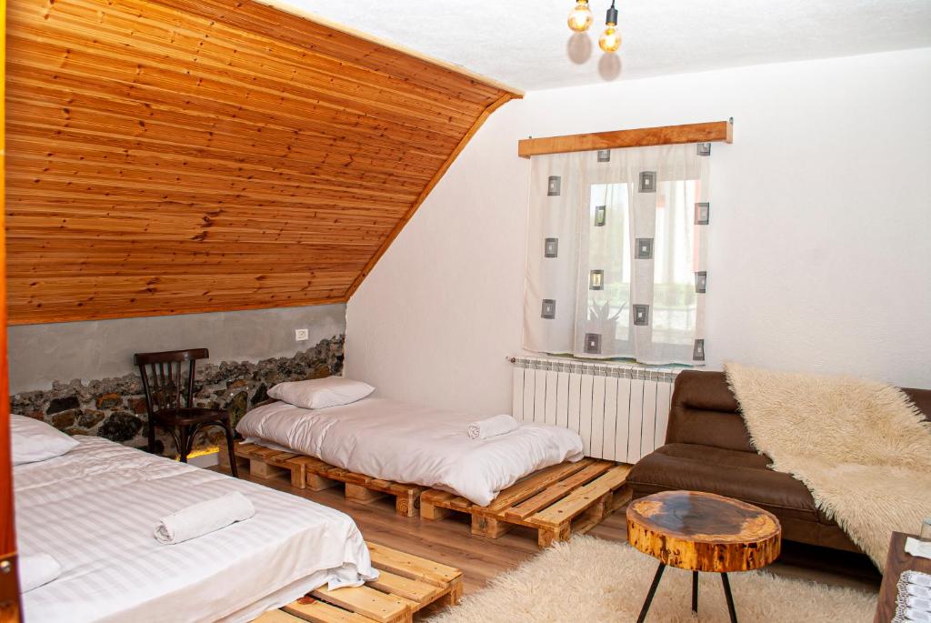Un pat sau paturi într-o cameră la N'konak Guesthouse
