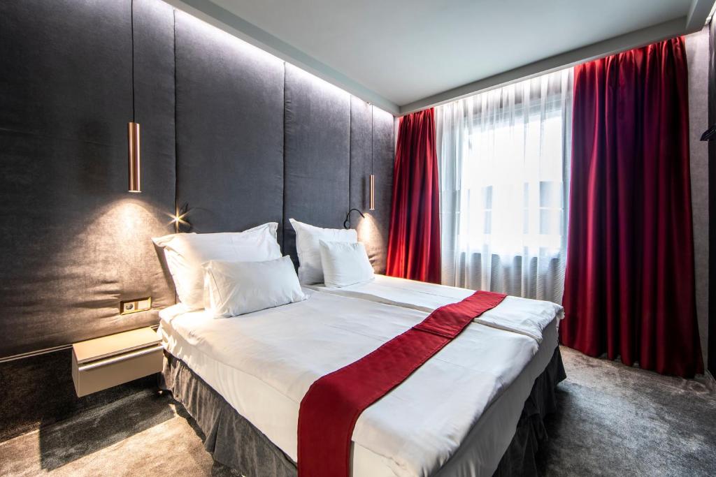 Postel nebo postele na pokoji v ubytování Spa Hotel Ezeretz Blagoevgrad