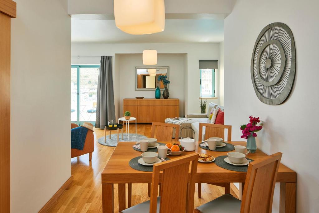 une salle à manger et un salon avec une table et des chaises dans l'établissement Casas Barulho Albufeira Marina, à Albufeira