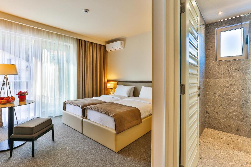 Gulta vai gultas numurā naktsmītnē Hotel Bono