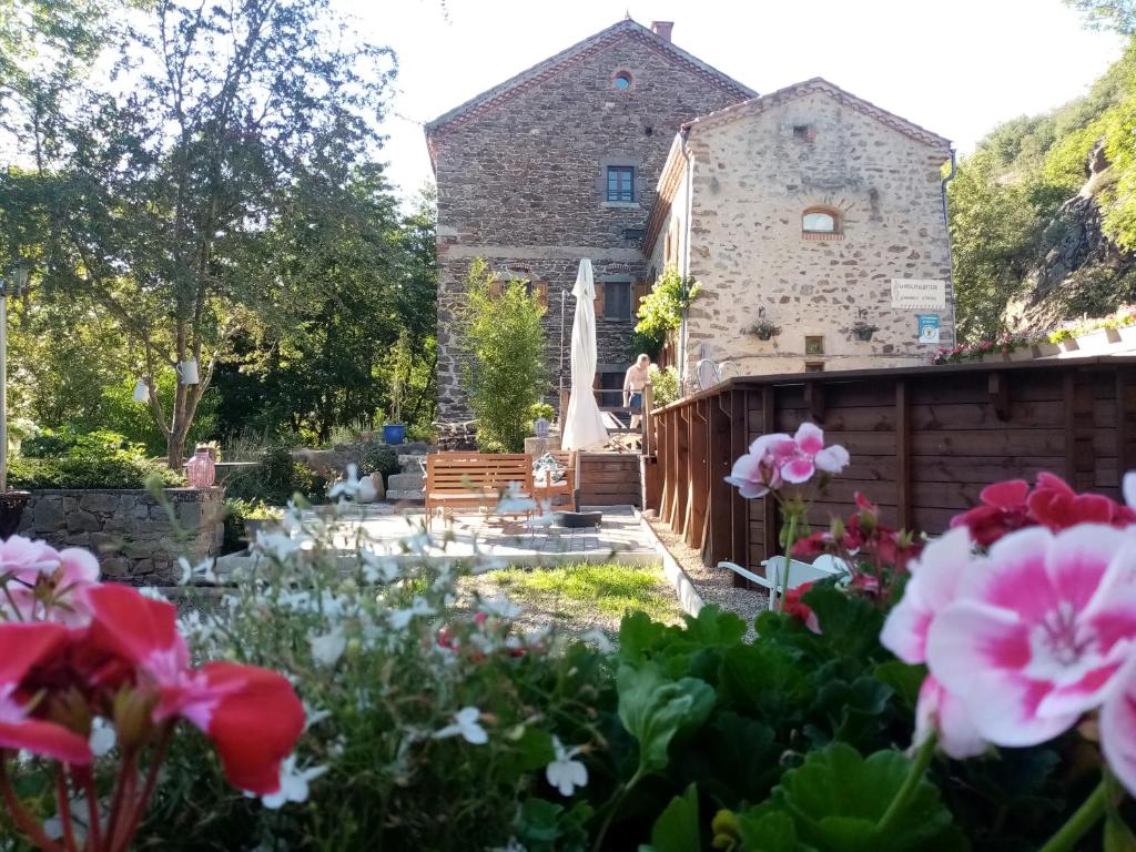 Léotoing的住宿－Le Moulin du Bateau，花房前的花园