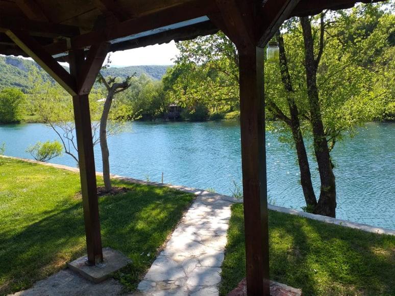 een uitzicht op een rivier vanuit een paviljoen bij Una holiday house in Bihać