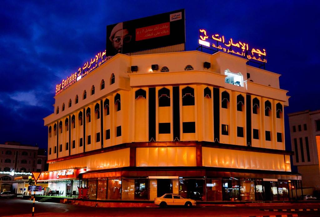 budynek z napisem na górze w obiekcie Star Emirates Downtown w mieście Salala