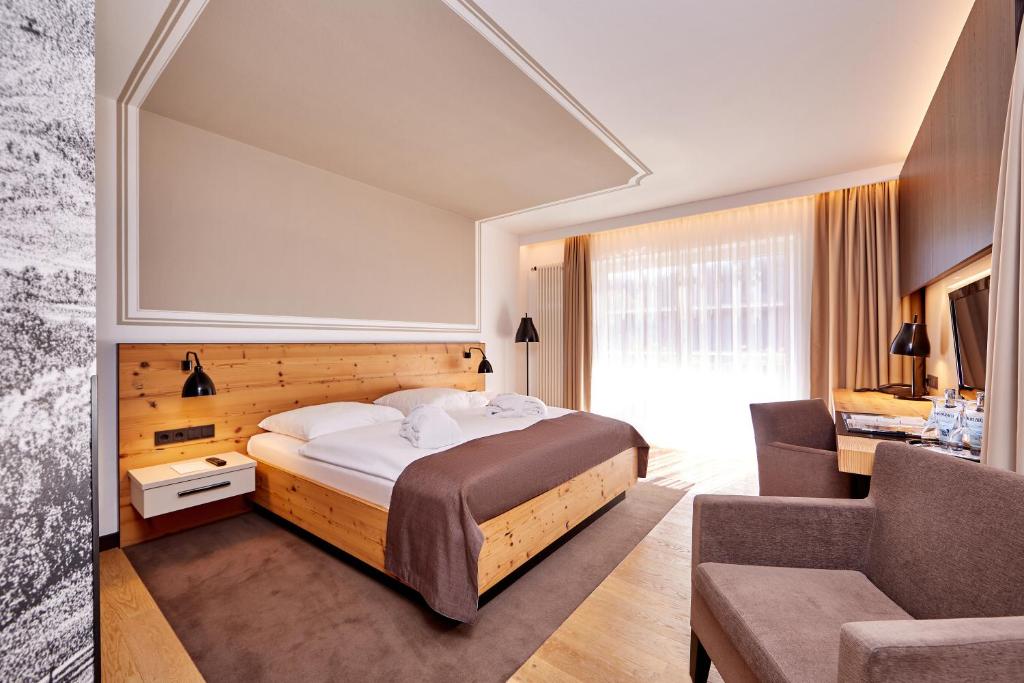 Postel nebo postele na pokoji v ubytování Hotel am Badersee