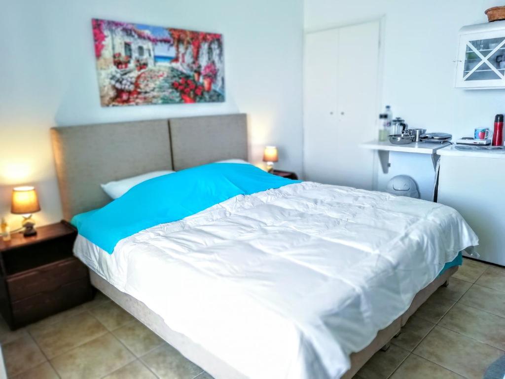 Postel nebo postele na pokoji v ubytování Logaras Seaview Apartment