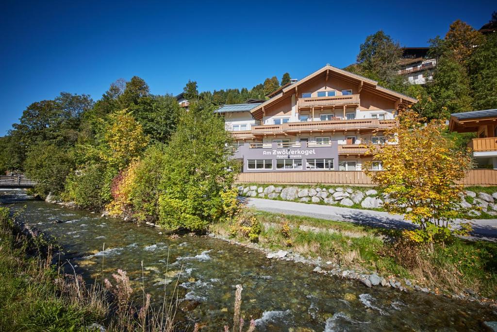 budynek na brzegu rzeki w obiekcie Am Zwölferkogel Appartements w Saalbach Hinterglemm