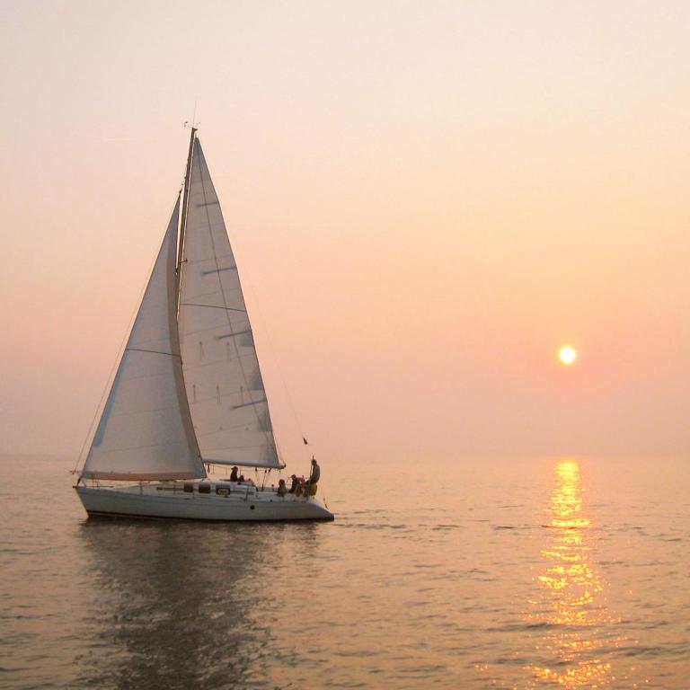 - un voilier dans l'eau au coucher du soleil dans l'établissement Studio Calme, entre centre et plage, à La Rochelle