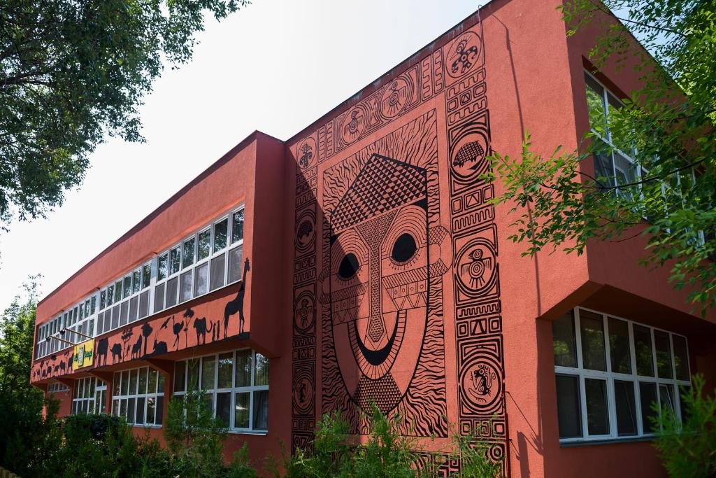 un edificio con un mural en el costado en Hotel Dzsungel en Nyíregyháza