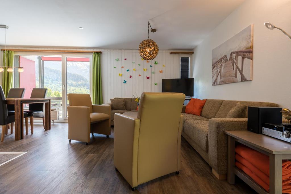 TV a/nebo společenská místnost v ubytování Chalet Ravenstein