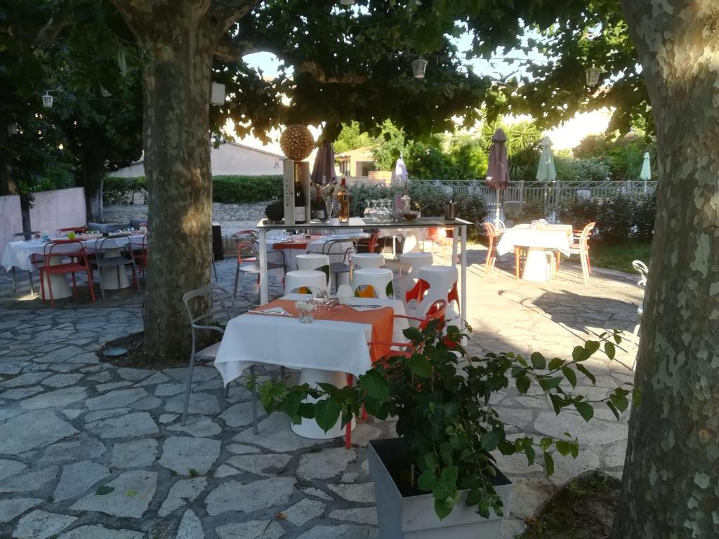 Restaurace v ubytování Auberge de la Cauquiere