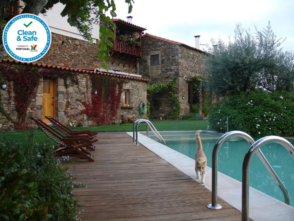 Bazén v ubytování Bairro do Casal - Turismo d'Aldeia nebo v jeho okolí