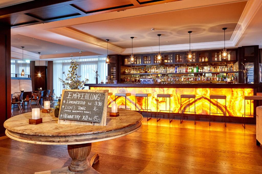 Lounge nebo bar v ubytování Hotel am Badersee