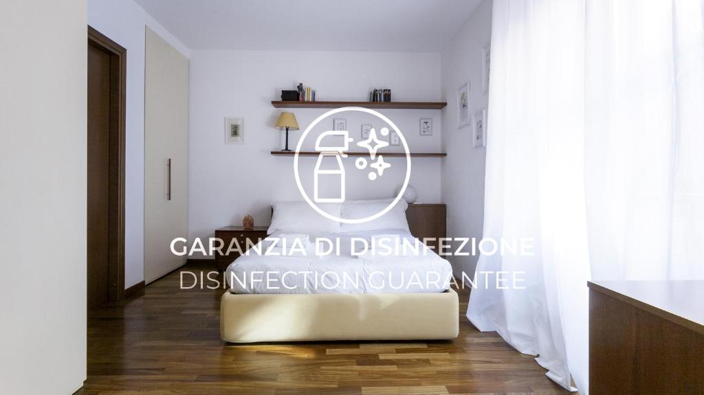 una camera con un letto e un cartello sul muro di Italianway-Cirillo a Milano
