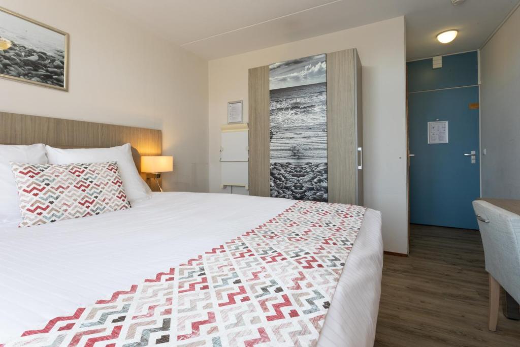 Postel nebo postele na pokoji v ubytování Strandhotel Westduin