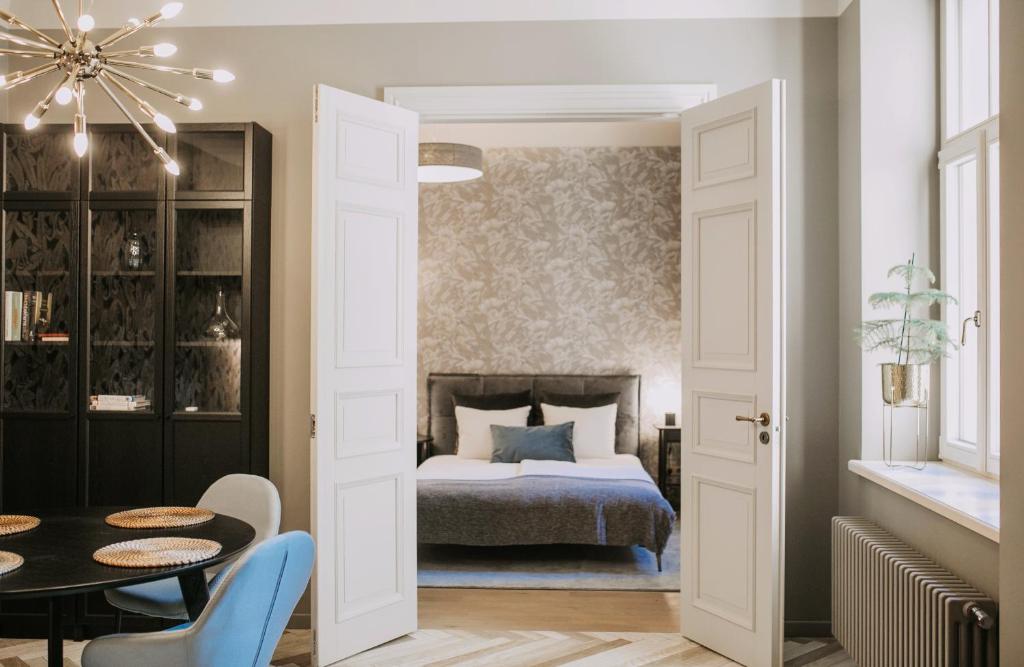 - une chambre avec un lit, une table et des chaises dans l'établissement EDEN APARTMENT, à Riga