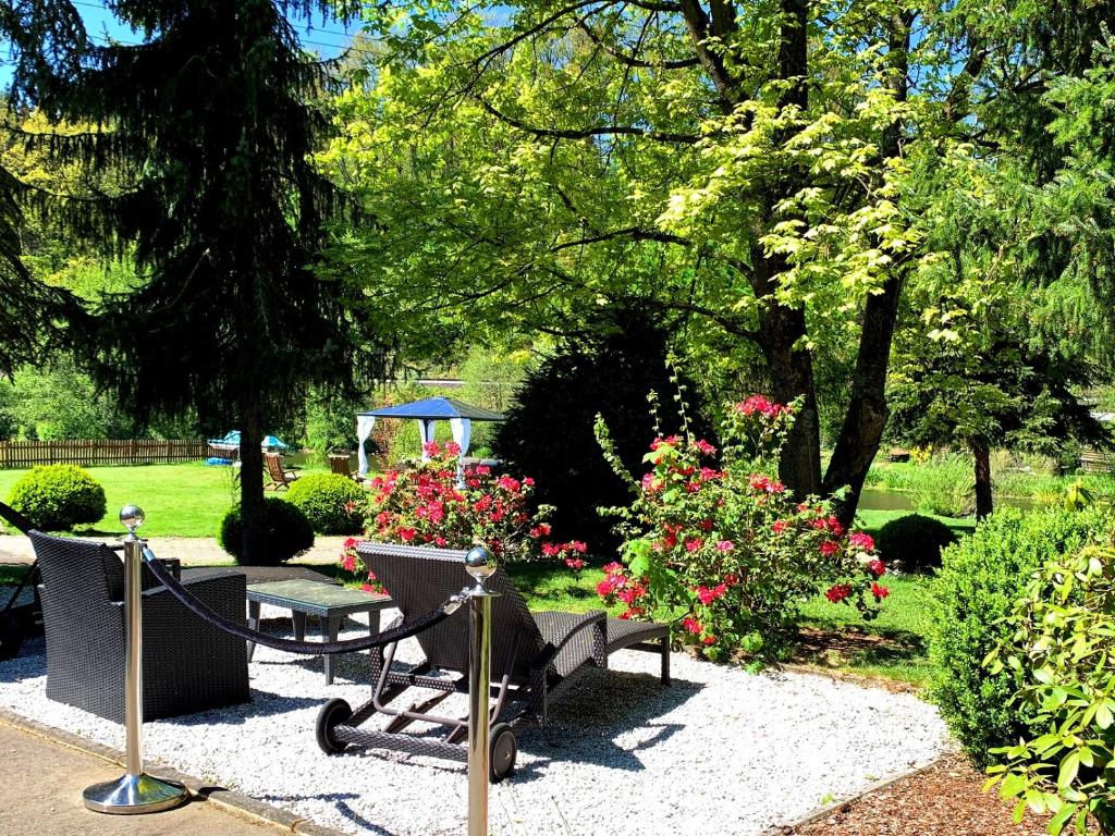 a park with benches and flowers in a park at Apartment direkt an der Waldnaab in Neustadt an der Waldnaab