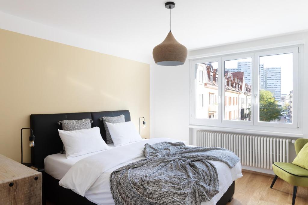 een slaapkamer met een bed en een raam bij Nest - Elsastrasse 16 in Zürich