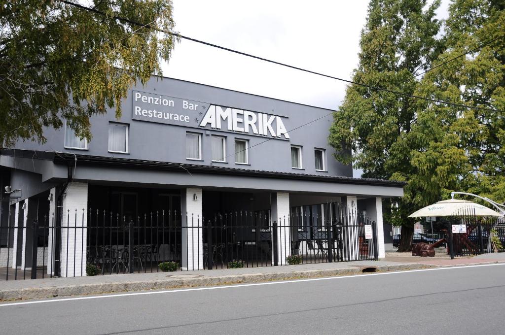 哈維若夫的住宿－Restaurace a hotel Amerika，街道边的建筑物