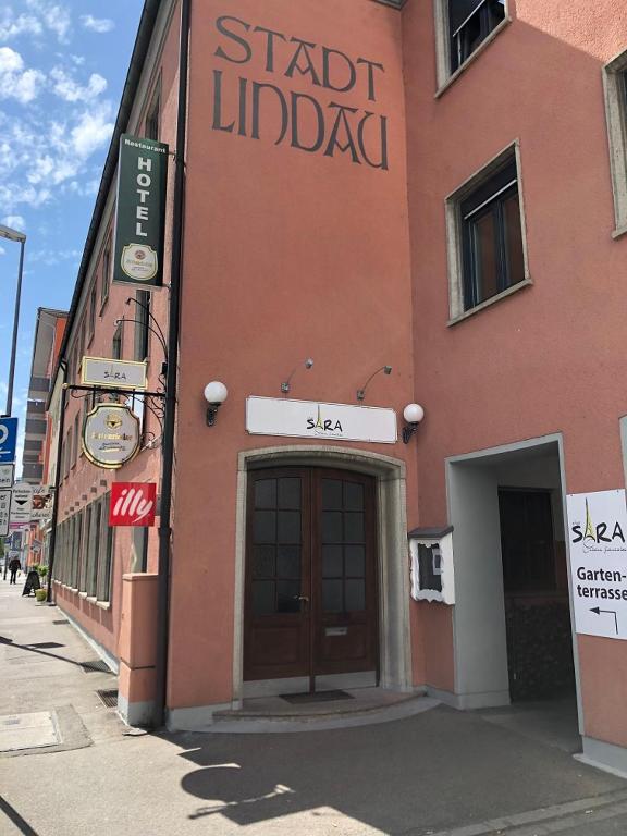 um edifício com uma porta ao lado de uma rua em Hotel Stadt-Lindau em Neu-Ulm