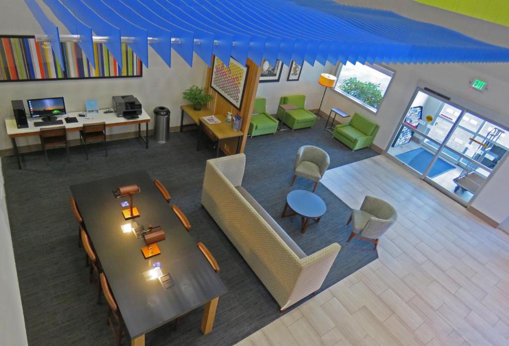 Holiday Inn Express Hotels & Suites Burlington by IHG photo