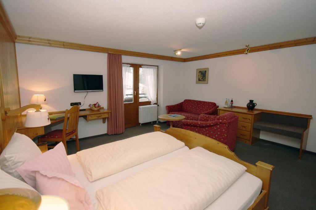 TV a/nebo společenská místnost v ubytování Hotel Alpensonne