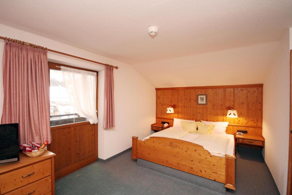 Postel nebo postele na pokoji v ubytování Hotel Alpensonne