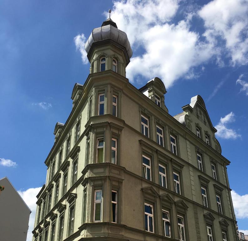 un edificio con una torre encima en Jakoberhof en Augsburg