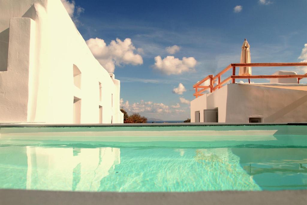 Piscina di Karpimo Suites o nelle vicinanze