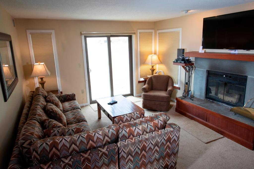 Χώρος καθιστικού στο 1Br Ski-in, Ski-Out at Okemo Mountain Lodge condo