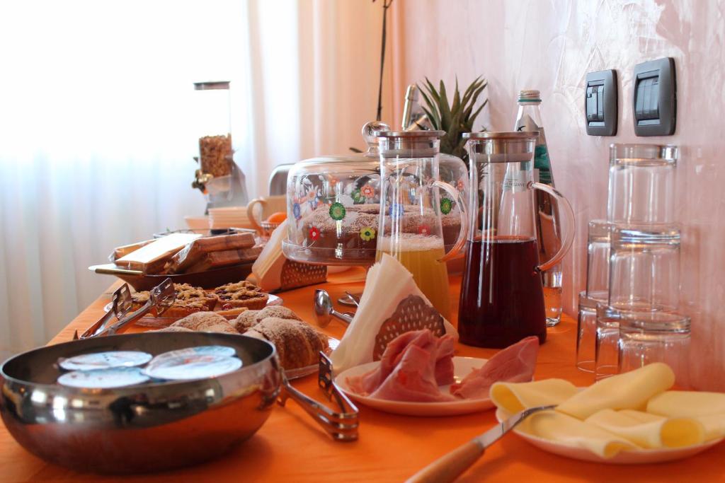 un tavolo in legno con cibo e frullatore sopra di B&B Il Belvedere a Viterbo