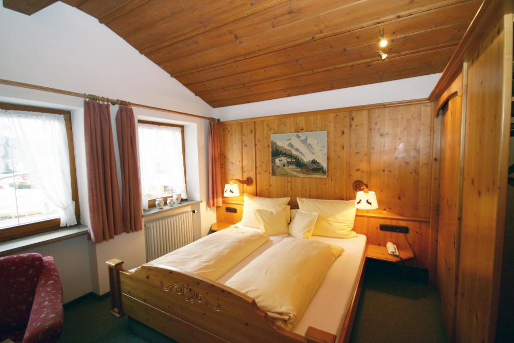 Postel nebo postele na pokoji v ubytování Hotel Alpensonne